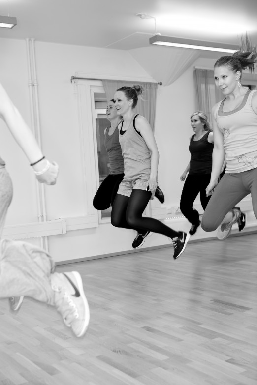 HiMO Club on energinen ja pippurinen tanssi- ja treenistudio naisille!